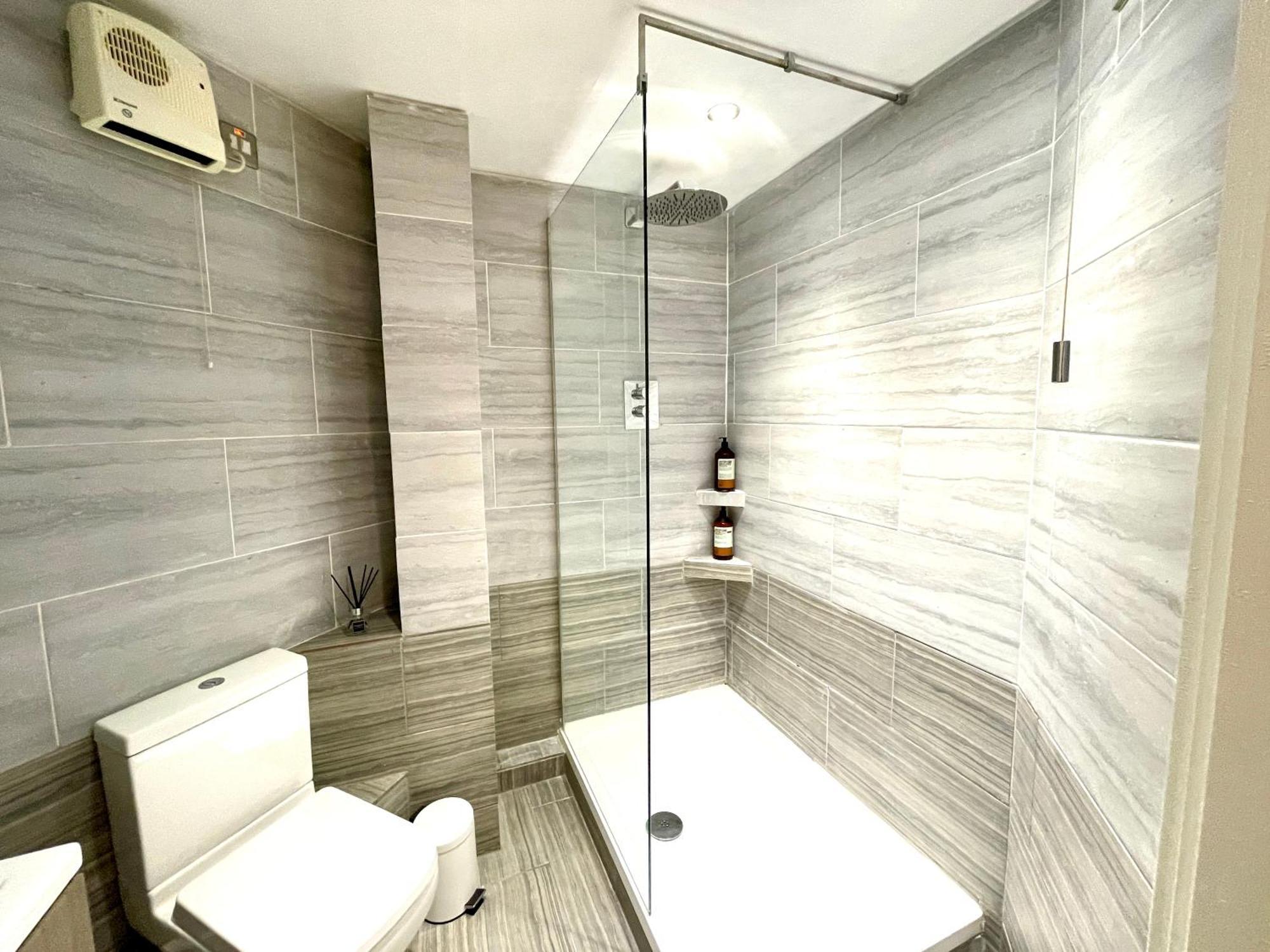 Rnm - Business Professionals Stay, Walsall City Centre, 2 Bedroom With Ensuite And Bathroom, Entire Place, Kitchen & Washroom With Amenities, Smart Tv, Easy Access, Fast Wifi, Parking Nearby, Great Transport Links Ngoại thất bức ảnh