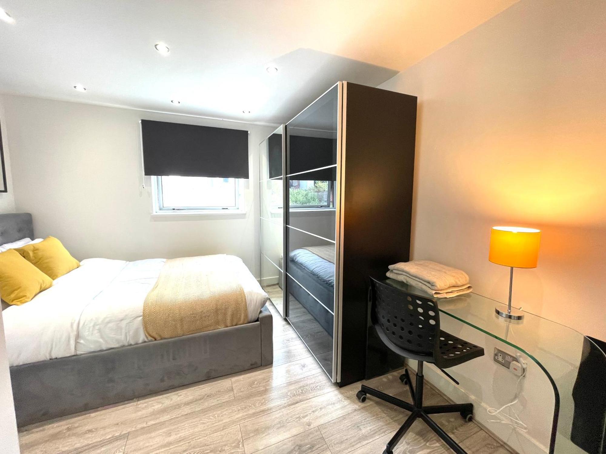 Rnm - Business Professionals Stay, Walsall City Centre, 2 Bedroom With Ensuite And Bathroom, Entire Place, Kitchen & Washroom With Amenities, Smart Tv, Easy Access, Fast Wifi, Parking Nearby, Great Transport Links Ngoại thất bức ảnh