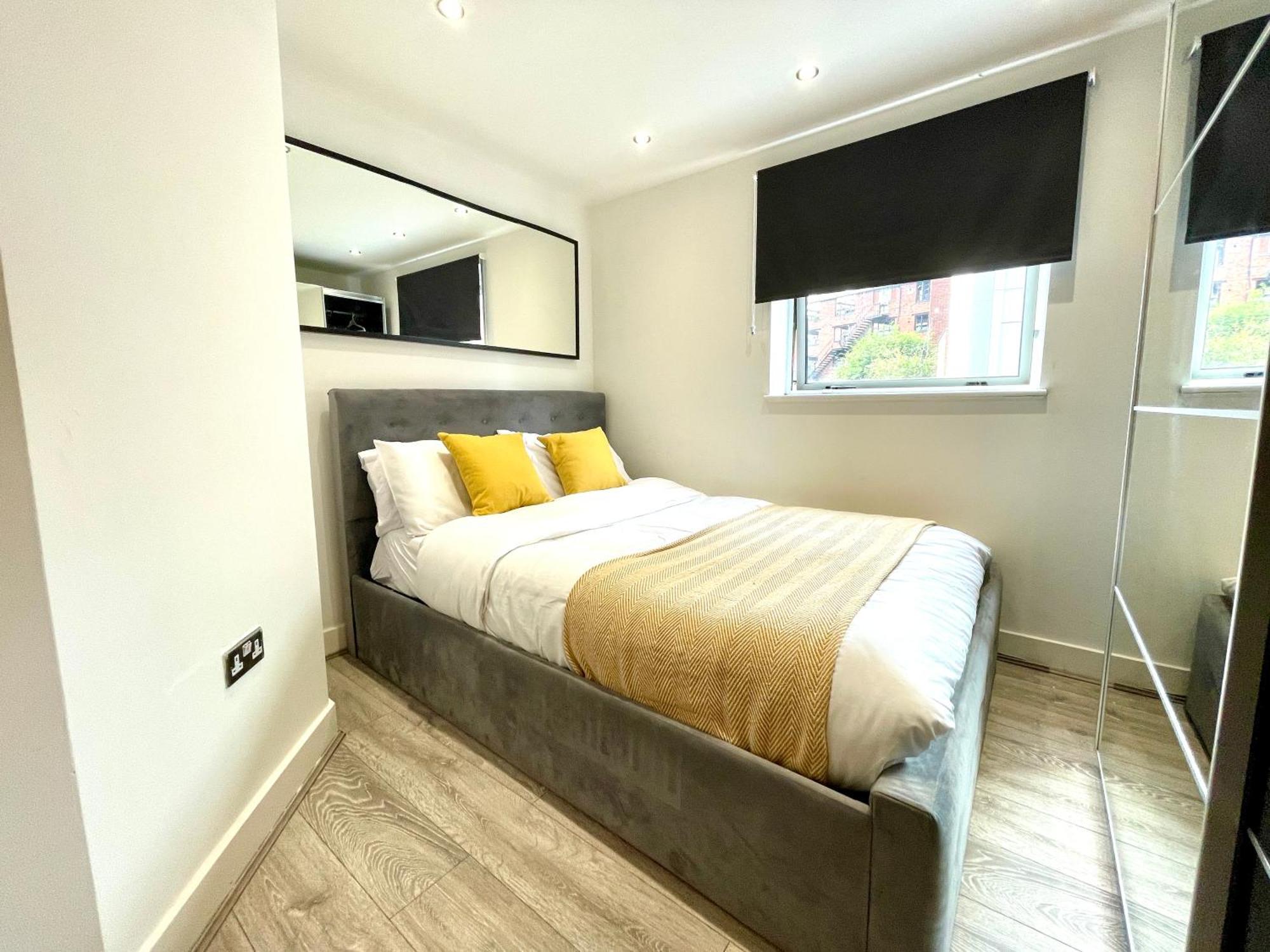 Rnm - Business Professionals Stay, Walsall City Centre, 2 Bedroom With Ensuite And Bathroom, Entire Place, Kitchen & Washroom With Amenities, Smart Tv, Easy Access, Fast Wifi, Parking Nearby, Great Transport Links Ngoại thất bức ảnh