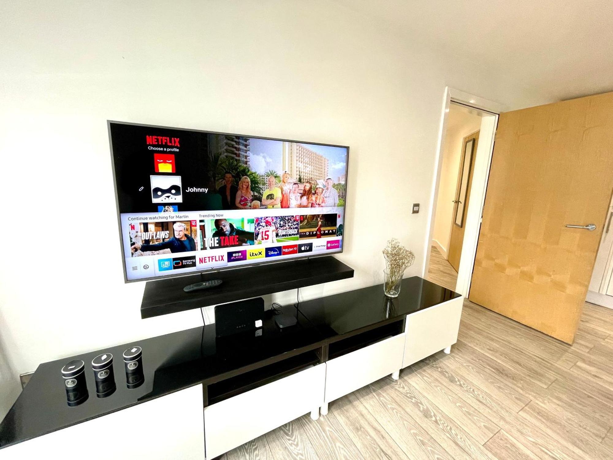 Rnm - Business Professionals Stay, Walsall City Centre, 2 Bedroom With Ensuite And Bathroom, Entire Place, Kitchen & Washroom With Amenities, Smart Tv, Easy Access, Fast Wifi, Parking Nearby, Great Transport Links Ngoại thất bức ảnh