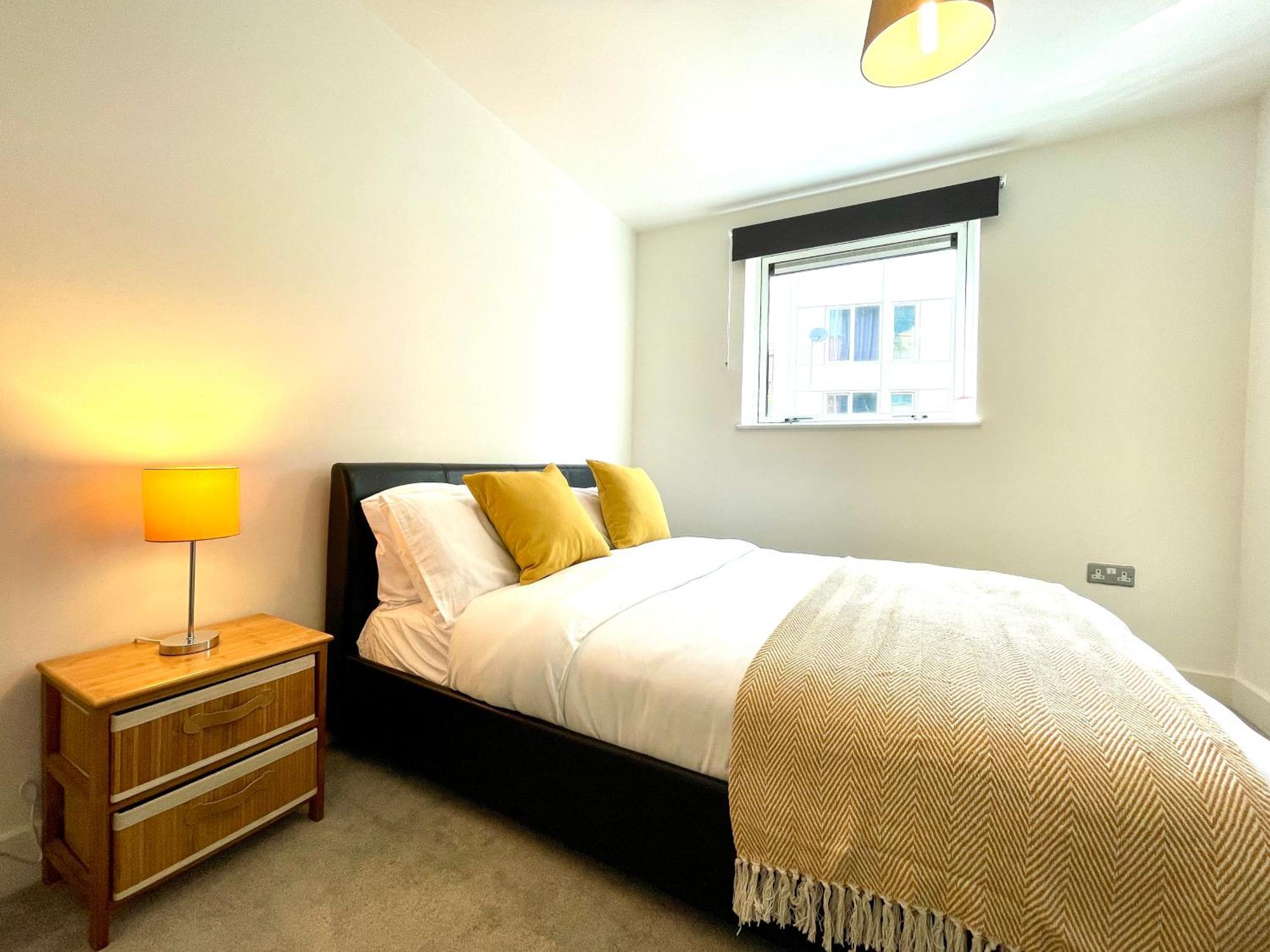 Rnm - Business Professionals Stay, Walsall City Centre, 2 Bedroom With Ensuite And Bathroom, Entire Place, Kitchen & Washroom With Amenities, Smart Tv, Easy Access, Fast Wifi, Parking Nearby, Great Transport Links Ngoại thất bức ảnh