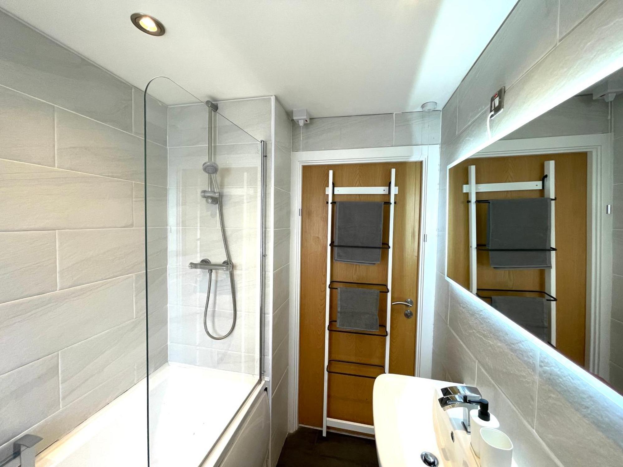 Rnm - Business Professionals Stay, Walsall City Centre, 2 Bedroom With Ensuite And Bathroom, Entire Place, Kitchen & Washroom With Amenities, Smart Tv, Easy Access, Fast Wifi, Parking Nearby, Great Transport Links Ngoại thất bức ảnh
