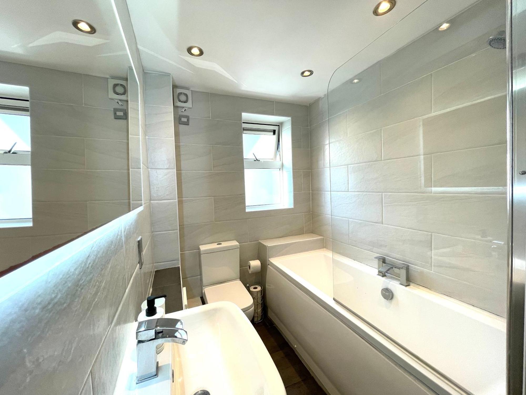 Rnm - Business Professionals Stay, Walsall City Centre, 2 Bedroom With Ensuite And Bathroom, Entire Place, Kitchen & Washroom With Amenities, Smart Tv, Easy Access, Fast Wifi, Parking Nearby, Great Transport Links Ngoại thất bức ảnh