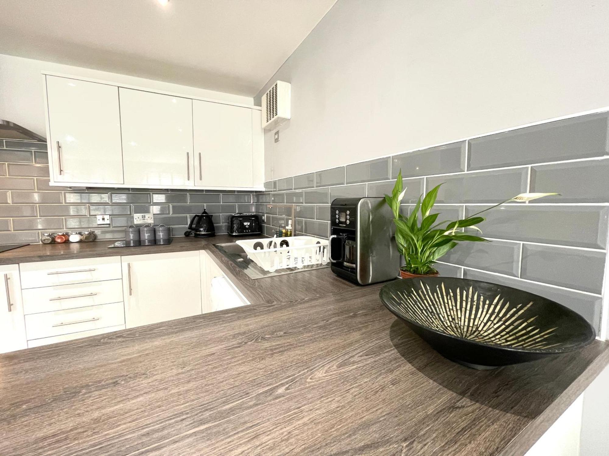 Rnm - Business Professionals Stay, Walsall City Centre, 2 Bedroom With Ensuite And Bathroom, Entire Place, Kitchen & Washroom With Amenities, Smart Tv, Easy Access, Fast Wifi, Parking Nearby, Great Transport Links Ngoại thất bức ảnh