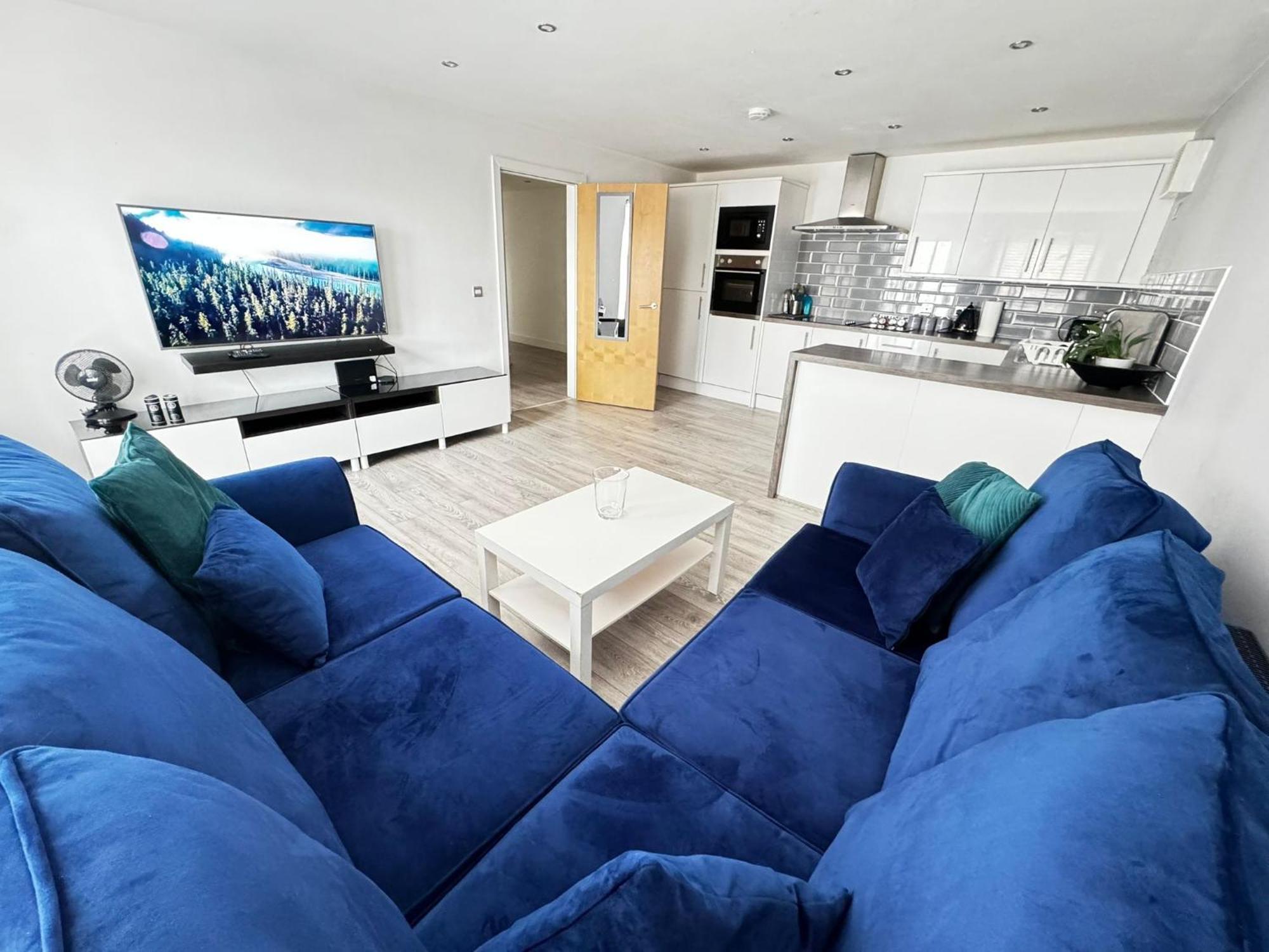 Rnm - Business Professionals Stay, Walsall City Centre, 2 Bedroom With Ensuite And Bathroom, Entire Place, Kitchen & Washroom With Amenities, Smart Tv, Easy Access, Fast Wifi, Parking Nearby, Great Transport Links Ngoại thất bức ảnh